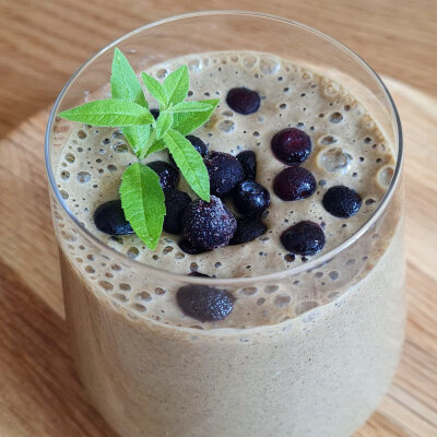 Superfood-Smoothie mit Hanfprotein, Bananen, Maca, Kakao und Erdnussmus: Ein Energiekick für den Tag - Superfood-Smoothie mit Hanfprotein, Bananen, Maca, Kakao und Erdnussmus: Ein Energiekick für den Tag